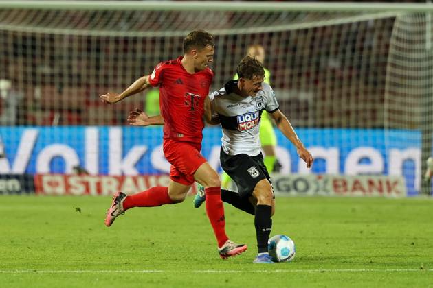 im Zweikampf, Aktion, mit Joshua Kimmich 6 (FC Bayern Muenchen), Maurice Krattenmacher 30 (SSV Ulm 1846), SSV Ulm 1846 vs. FC Bayern Muenchen, Fussball, DFB-Pokal, 1. Runde, 16.08.2024 DFB regulations prohibit any use of photographs as image sequences and or quasi-video Ulm Baden-Wuerttemberg Deutschland