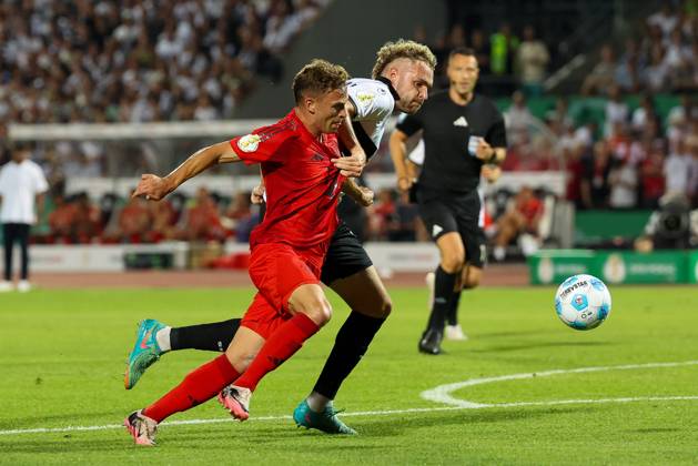 im Zweikampf, Aktion, mit Joshua Kimmich 6 (FC Bayern Muenchen), Philipp Strompf 32 (SSV Ulm 1846), SSV Ulm 1846 vs. FC Bayern Muenchen, Fussball, DFB-Pokal, 1. Runde, 16.08.2024 DFB regulations prohibit any use of photographs as image sequences and or quasi-video Ulm Baden-Wuerttemberg Deutschland