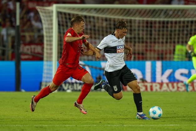 im Zweikampf, Aktion, mit Joshua Kimmich 6 (FC Bayern Muenchen), Maurice Krattenmacher 30 (SSV Ulm 1846), SSV Ulm 1846 vs. FC Bayern Muenchen, Fussball, DFB-Pokal, 1. Runde, 16.08.2024 DFB regulations prohibit any use of photographs as image sequences and or quasi-video Ulm Baden-Wuerttemberg Deutschland
