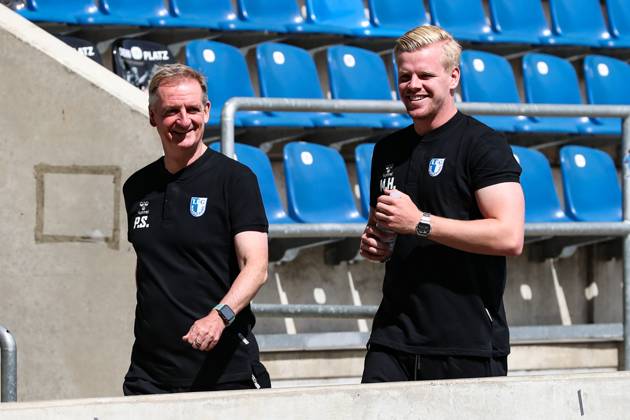 Trainer Petrik Sander (1. FC Magdeburg) und Torwartkoordinator Maximilian Heidel (1. FC Magdeburg) - Fussball NOFV-Oberliga Süd Porträttermin 2023 2024 offizieller Fototermin 1. FC Magdeburg U23 in der MDCC Arena in Magdeburg - Deutschland, Fussball, Maenner, GER, 26.07.2023