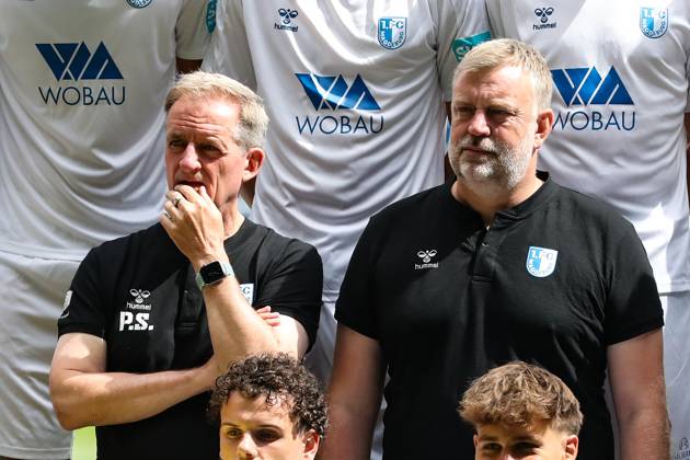 Trainer Petrik Sander (1. FC Magdeburg) und Tom Heitzmann (Geschäftsstellenleiter 1. FC Magdeburg e.V.) - Fussball NOFV-Oberliga Süd Porträttermin 2023 2024 offizieller Fototermin 1. FC Magdeburg U23 in der MDCC Arena in Magdeburg - Deutschland, Fussball, Maenner, GER, 26.07.2023