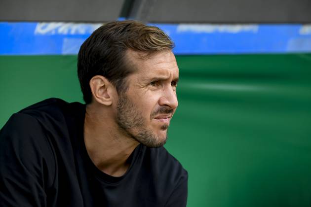 Trainer Julian Schuster (SC Freiburg) schaut vor dem Spiel der DFB-Pokal - First Round zwischen VfL Osnabrueck und SC Freiburg im Stadion an der Bremer Brücke am 17. August 2024 in Osnabrueck, Deutschland. (Foto von Max Maiwald DeFodi Images) +++ Trainer Julian Schuster (SC Freiburg) looks on prior to the DFB-Pokal - First Round match between VfL Osnabrueck and SC Freiburg at Stadion an der Bremer Bruecke on August 17, 2024 in Osnabrueck, Germany. (Photo by Max Maiwald DeFodi Images) DFB DFL REGULATIONS PROHIBIT ANY USE OF PHOTOGRAPHS AS IMAGE SEQUENCES AND OR QUASI-VIDEO. Defodi-067_OSNSCF0240817_71