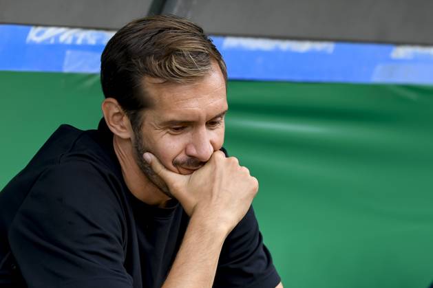 Trainer Julian Schuster (SC Freiburg) schaut vor dem Spiel der DFB-Pokal - First Round zwischen VfL Osnabrueck und SC Freiburg im Stadion an der Bremer Brücke am 17. August 2024 in Osnabrueck, Deutschland. (Foto von Max Maiwald DeFodi Images) +++ Trainer Julian Schuster (SC Freiburg) looks on prior to the DFB-Pokal - First Round match between VfL Osnabrueck and SC Freiburg at Stadion an der Bremer Bruecke on August 17, 2024 in Osnabrueck, Germany. (Photo by Max Maiwald DeFodi Images) DFB DFL REGULATIONS PROHIBIT ANY USE OF PHOTOGRAPHS AS IMAGE SEQUENCES AND OR QUASI-VIDEO. Defodi-067_OSNSCF0240817_74