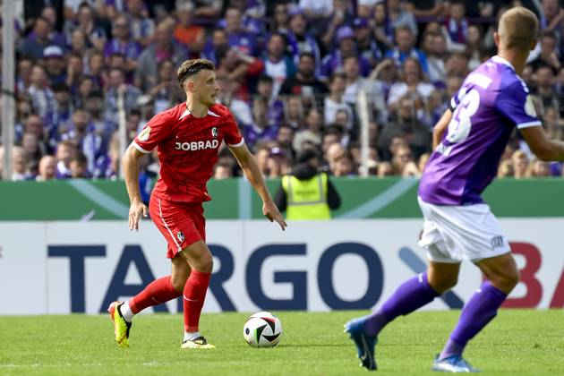 Maximilian Eggestein (SC Freiburg) in Aktion, am Ball, Einzelaktion waehrend des Spiels der DFB-Pokal - First Round zwischen VfL Osnabrueck und SC Freiburg im Stadion an der Bremer Brücke am 17. August 2024 in Osnabrueck, Deutschland. (Foto von Max Maiwald DeFodi Images) +++ Maximilian Eggestein (SC Freiburg) controls the ball during the DFB-Pokal - First Round match between VfL Osnabrueck and SC Freiburg at Stadion an der Bremer Bruecke on August 17, 2024 in Osnabrueck, Germany. (Photo by Max Maiwald DeFodi Images) DFB DFL REGULATIONS PROHIBIT ANY USE OF PHOTOGRAPHS AS IMAGE SEQUENCES AND OR QUASI-VIDEO. Defodi-067_OSNSCF0240817_138