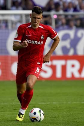 Maximilian Eggestein (SC Freiburg) in Aktion, am Ball, Einzelaktion waehrend des Spiels der DFB-Pokal - First Round zwischen VfL Osnabrueck und SC Freiburg im Stadion an der Bremer Brücke am 17. August 2024 in Osnabrueck, Deutschland. (Foto von Max Maiwald DeFodi Images) +++ Maximilian Eggestein (SC Freiburg) controls the ball during the DFB-Pokal - First Round match between VfL Osnabrueck and SC Freiburg at Stadion an der Bremer Bruecke on August 17, 2024 in Osnabrueck, Germany. (Photo by Max Maiwald DeFodi Images) DFB DFL REGULATIONS PROHIBIT ANY USE OF PHOTOGRAPHS AS IMAGE SEQUENCES AND OR QUASI-VIDEO. Defodi-067_OSNSCF0240817_237