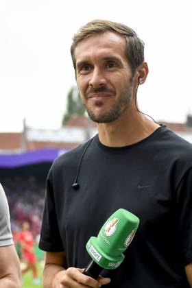 Trainer Julian Schuster (SC Freiburg) schaut vor dem Spiel der DFB-Pokal - First Round zwischen VfL Osnabrueck und SC Freiburg im Stadion an der Bremer Brücke am 17. August 2024 in Osnabrueck, Deutschland. (Foto von Max Maiwald DeFodi Images) +++ Trainer Julian Schuster (SC Freiburg) looks on prior to the DFB-Pokal - First Round match between VfL Osnabrueck and SC Freiburg at Stadion an der Bremer Bruecke on August 17, 2024 in Osnabrueck, Germany. (Photo by Max Maiwald DeFodi Images) DFB DFL REGULATIONS PROHIBIT ANY USE OF PHOTOGRAPHS AS IMAGE SEQUENCES AND OR QUASI-VIDEO. Defodi-067_OSNSCF0240817_346