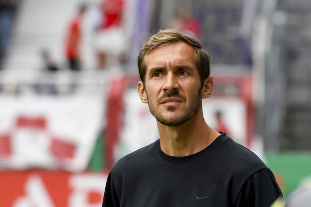 Trainer Julian Schuster (SC Freiburg) schaut vor dem Spiel der DFB-Pokal - First Round zwischen VfL Osnabrueck und SC Freiburg im Stadion an der Bremer Brücke am 17. August 2024 in Osnabrueck, Deutschland. (Foto von Max Maiwald DeFodi Images) +++ Trainer Julian Schuster (SC Freiburg) looks on prior to the DFB-Pokal - First Round match between VfL Osnabrueck and SC Freiburg at Stadion an der Bremer Bruecke on August 17, 2024 in Osnabrueck, Germany. (Photo by Max Maiwald DeFodi Images) DFB DFL REGULATIONS PROHIBIT ANY USE OF PHOTOGRAPHS AS IMAGE SEQUENCES AND OR QUASI-VIDEO. Defodi-067_OSNSCF0240817_340