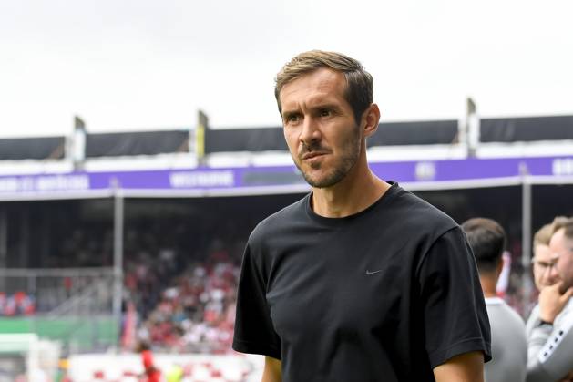 Trainer Julian Schuster (SC Freiburg) schaut vor dem Spiel der DFB-Pokal - First Round zwischen VfL Osnabrueck und SC Freiburg im Stadion an der Bremer Brücke am 17. August 2024 in Osnabrueck, Deutschland. (Foto von Max Maiwald DeFodi Images) +++ Trainer Julian Schuster (SC Freiburg) looks on prior to the DFB-Pokal - First Round match between VfL Osnabrueck and SC Freiburg at Stadion an der Bremer Bruecke on August 17, 2024 in Osnabrueck, Germany. (Photo by Max Maiwald DeFodi Images) DFB DFL REGULATIONS PROHIBIT ANY USE OF PHOTOGRAPHS AS IMAGE SEQUENCES AND OR QUASI-VIDEO. Defodi-067_OSNSCF0240817_342