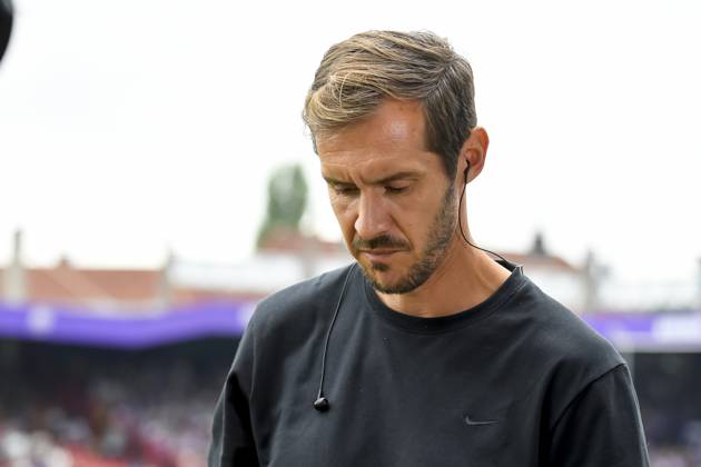 Trainer Julian Schuster (SC Freiburg) schaut vor dem Spiel der DFB-Pokal - First Round zwischen VfL Osnabrueck und SC Freiburg im Stadion an der Bremer Brücke am 17. August 2024 in Osnabrueck, Deutschland. (Foto von Max Maiwald DeFodi Images) +++ Trainer Julian Schuster (SC Freiburg) looks on prior to the DFB-Pokal - First Round match between VfL Osnabrueck and SC Freiburg at Stadion an der Bremer Bruecke on August 17, 2024 in Osnabrueck, Germany. (Photo by Max Maiwald DeFodi Images) DFB DFL REGULATIONS PROHIBIT ANY USE OF PHOTOGRAPHS AS IMAGE SEQUENCES AND OR QUASI-VIDEO. Defodi-067_OSNSCF0240817_344