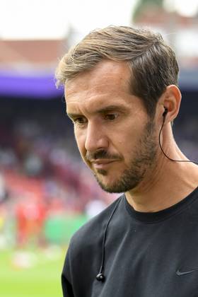 Trainer Julian Schuster (SC Freiburg) schaut vor dem Spiel der DFB-Pokal - First Round zwischen VfL Osnabrueck und SC Freiburg im Stadion an der Bremer Brücke am 17. August 2024 in Osnabrueck, Deutschland. (Foto von Max Maiwald DeFodi Images) +++ Trainer Julian Schuster (SC Freiburg) looks on prior to the DFB-Pokal - First Round match between VfL Osnabrueck and SC Freiburg at Stadion an der Bremer Bruecke on August 17, 2024 in Osnabrueck, Germany. (Photo by Max Maiwald DeFodi Images) DFB DFL REGULATIONS PROHIBIT ANY USE OF PHOTOGRAPHS AS IMAGE SEQUENCES AND OR QUASI-VIDEO. Defodi-067_OSNSCF0240817_345