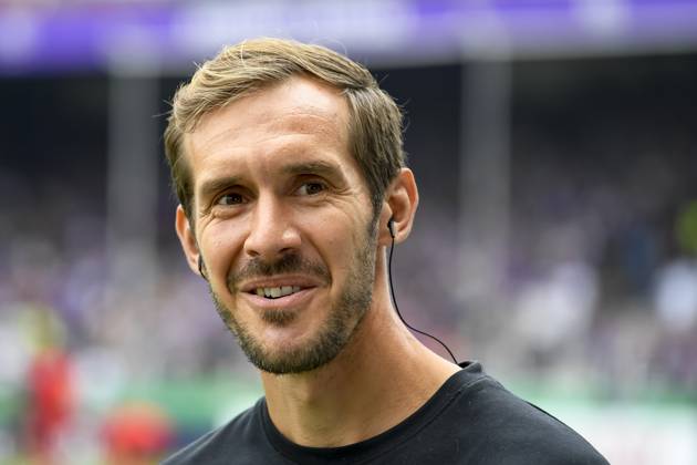 Trainer Julian Schuster (SC Freiburg) schaut vor dem Spiel der DFB-Pokal - First Round zwischen VfL Osnabrueck und SC Freiburg im Stadion an der Bremer Brücke am 17. August 2024 in Osnabrueck, Deutschland. (Foto von Max Maiwald DeFodi Images) +++ Trainer Julian Schuster (SC Freiburg) looks on prior to the DFB-Pokal - First Round match between VfL Osnabrueck and SC Freiburg at Stadion an der Bremer Bruecke on August 17, 2024 in Osnabrueck, Germany. (Photo by Max Maiwald DeFodi Images) DFB DFL REGULATIONS PROHIBIT ANY USE OF PHOTOGRAPHS AS IMAGE SEQUENCES AND OR QUASI-VIDEO. Defodi-067_OSNSCF0240817_349