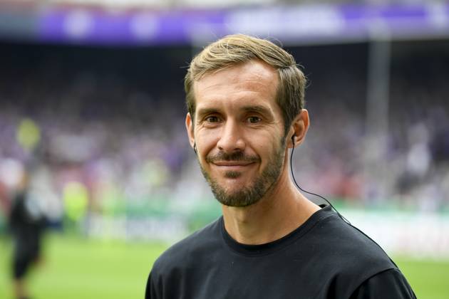 Trainer Julian Schuster (SC Freiburg) schaut vor dem Spiel der DFB-Pokal - First Round zwischen VfL Osnabrueck und SC Freiburg im Stadion an der Bremer Brücke am 17. August 2024 in Osnabrueck, Deutschland. (Foto von Max Maiwald DeFodi Images) +++ Trainer Julian Schuster (SC Freiburg) looks on prior to the DFB-Pokal - First Round match between VfL Osnabrueck and SC Freiburg at Stadion an der Bremer Bruecke on August 17, 2024 in Osnabrueck, Germany. (Photo by Max Maiwald DeFodi Images) DFB DFL REGULATIONS PROHIBIT ANY USE OF PHOTOGRAPHS AS IMAGE SEQUENCES AND OR QUASI-VIDEO. Defodi-067_OSNSCF0240817_350