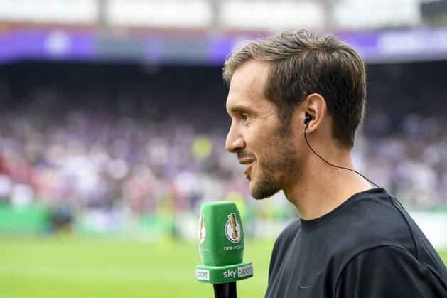 Trainer Julian Schuster (SC Freiburg) schaut vor dem Spiel der DFB-Pokal - First Round zwischen VfL Osnabrueck und SC Freiburg im Stadion an der Bremer Brücke am 17. August 2024 in Osnabrueck, Deutschland. (Foto von Max Maiwald DeFodi Images) +++ Trainer Julian Schuster (SC Freiburg) looks on prior to the DFB-Pokal - First Round match between VfL Osnabrueck and SC Freiburg at Stadion an der Bremer Bruecke on August 17, 2024 in Osnabrueck, Germany. (Photo by Max Maiwald DeFodi Images) DFB DFL REGULATIONS PROHIBIT ANY USE OF PHOTOGRAPHS AS IMAGE SEQUENCES AND OR QUASI-VIDEO. Defodi-067_OSNSCF0240817_351