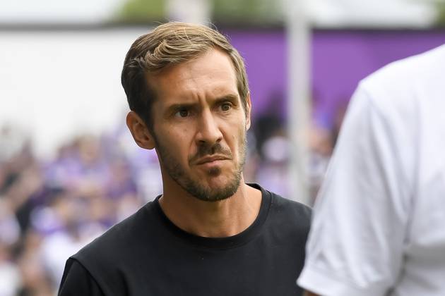 Trainer Julian Schuster (SC Freiburg) schaut vor dem Spiel der DFB-Pokal - First Round zwischen VfL Osnabrueck und SC Freiburg im Stadion an der Bremer Brücke am 17. August 2024 in Osnabrueck, Deutschland. (Foto von Max Maiwald DeFodi Images) +++ Trainer Julian Schuster (SC Freiburg) looks on prior to the DFB-Pokal - First Round match between VfL Osnabrueck and SC Freiburg at Stadion an der Bremer Bruecke on August 17, 2024 in Osnabrueck, Germany. (Photo by Max Maiwald DeFodi Images) DFB DFL REGULATIONS PROHIBIT ANY USE OF PHOTOGRAPHS AS IMAGE SEQUENCES AND OR QUASI-VIDEO. Defodi-067_OSNSCF0240817_352