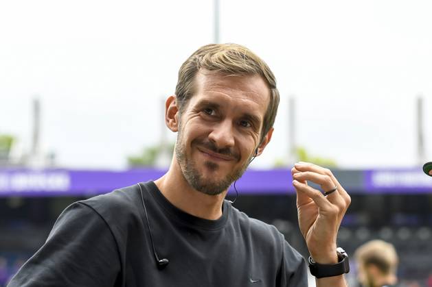 Trainer Julian Schuster (SC Freiburg) schaut vor dem Spiel der DFB-Pokal - First Round zwischen VfL Osnabrueck und SC Freiburg im Stadion an der Bremer Brücke am 17. August 2024 in Osnabrueck, Deutschland. (Foto von Max Maiwald DeFodi Images) +++ Trainer Julian Schuster (SC Freiburg) looks on prior to the DFB-Pokal - First Round match between VfL Osnabrueck and SC Freiburg at Stadion an der Bremer Bruecke on August 17, 2024 in Osnabrueck, Germany. (Photo by Max Maiwald DeFodi Images) DFB DFL REGULATIONS PROHIBIT ANY USE OF PHOTOGRAPHS AS IMAGE SEQUENCES AND OR QUASI-VIDEO. Defodi-067_OSNSCF0240817_343