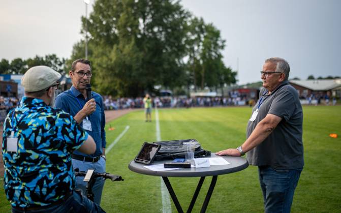 Fussball, Saison 2024 2025, Niederrheinpokal 20.08.2023, 01. Runde, Herren, BW Dingden (weiss) vs. MSV Duisburg (schwarz) v.l.: Michael Preetz (MSV Duisburg), Johannes Buers (BW Dingden) Hamminkeln Sportanlage BW Dingden Nordrhein-Westfalen Deutschland