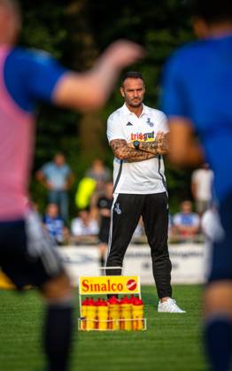 Fussball, Saison 2024 2025, Niederrheinpokal 20.08.2023, 01. Runde, Herren, BW Dingden (weiss) vs. MSV Duisburg (schwarz) Dietmar Hirsch (Trainer MSV Duisburg), Hamminkeln Sportanlage BW Dingden Nordrhein-Westfalen Deutschland