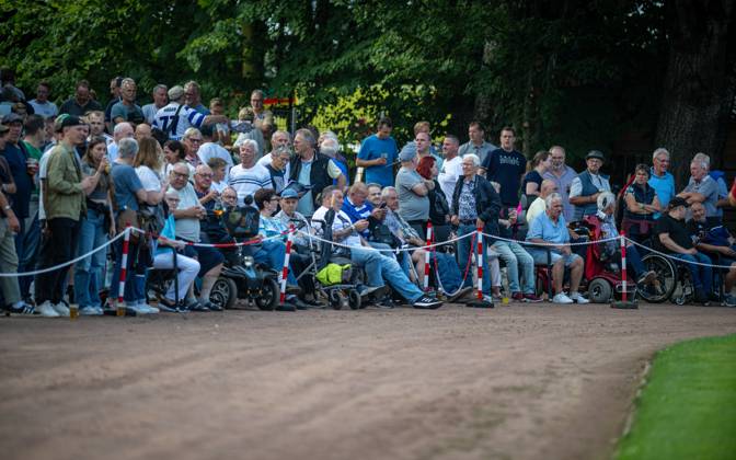 Fussball, Saison 2024 2025, Niederrheinpokal 20.08.2023, 01. Runde, Herren, BW Dingden (weiss) vs. MSV Duisburg (schwarz) Zuschauer, Fans Hamminkeln Sportanlage BW Dingden Nordrhein-Westfalen Deutschland
