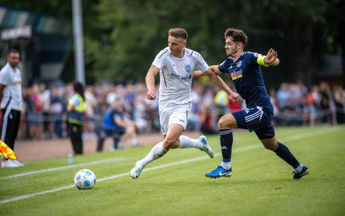 Fussball, Saison 2024 2025, Niederrheinpokal 20.08.2023, 01. Runde, Herren, BW Dingden (weiss) vs. MSV Duisburg (schwarz) v.l.: Lasse Hoffmann (BW Dingden), Tobias Fleckstein (MSV Duisburg), Hamminkeln Sportanlage BW Dingden Nordrhein-Westfalen Deutschland