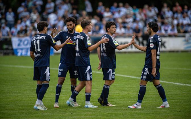 Fussball, Saison 2024 2025, Niederrheinpokal 20.08.2023, 01. Runde, Herren, BW Dingden (weiss) vs. MSV Duisburg (schwarz) v.l.: Jihad Boutakhrit (MSV Duisburg), Jesse Edem Tugbenyo (MSV Duisburg), Jonas Michelbrink (MSV Duisburg), Luis Hartwig (MSV Duisburg), Mert Goeckan (MSV Duisburg), Hamminkeln Sportanlage BW Dingden Nordrhein-Westfalen Deutschland
