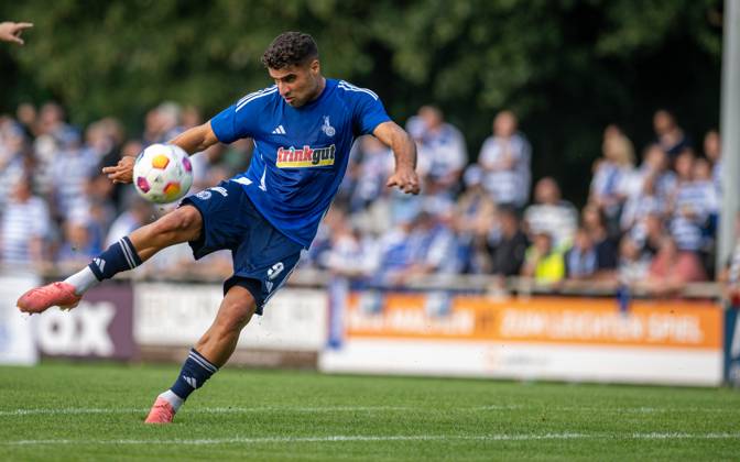 Fussball, Saison 2024 2025, Niederrheinpokal 20.08.2023, 01. Runde, Herren, BW Dingden (weiss) vs. MSV Duisburg (schwarz) Malek Fakhro (MSV Duisburg), Hamminkeln Sportanlage BW Dingden Nordrhein-Westfalen Deutschland