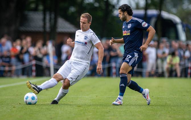 Fussball, Saison 2024 2025, Niederrheinpokal 20.08.2023, 01. Runde, Herren, BW Dingden (weiss) vs. MSV Duisburg (schwarz) v.l.: Andre Bugla (BW Dingden), Mert Goeckan (MSV Duisburg), Hamminkeln Sportanlage BW Dingden Nordrhein-Westfalen Deutschland