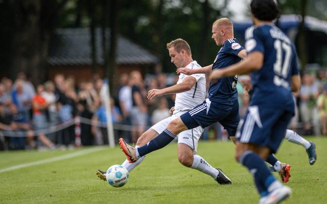Fussball, Saison 2024 2025, Niederrheinpokal 20.08.2023, 01. Runde, Herren, BW Dingden (weiss) vs. MSV Duisburg (schwarz) v.l.: Andre Bugla (BW Dingden), Leon Mueller (MSV Duisburg), Hamminkeln Sportanlage BW Dingden Nordrhein-Westfalen Deutschland