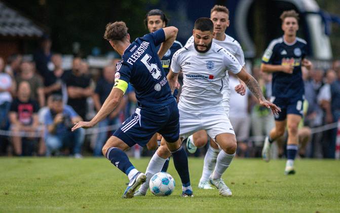 Fussball, Saison 2024 2025, Niederrheinpokal 20.08.2023, 01. Runde, Herren, BW Dingden (weiss) vs. MSV Duisburg (schwarz) v.l.: Tobias Fleckstein (MSV Duisburg), Mohamed Salman (BW Dingden), Hamminkeln Sportanlage BW Dingden Nordrhein-Westfalen Deutschland
