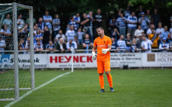 Fussball, Saison 2024 2025, Niederrheinpokal 20.08.2023, 01. Runde, Herren, BW Dingden (weiss) vs. MSV Duisburg (schwarz) Johannes Buers (Torwart BW Dingden), Hamminkeln Sportanlage BW Dingden Nordrhein-Westfalen Deutschland