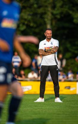 Fussball, Saison 2024 2025, Niederrheinpokal 20.08.2023, 01. Runde, Herren, BW Dingden (weiss) vs. MSV Duisburg (schwarz) Dietmar Hirsch (Trainer MSV Duisburg), Hamminkeln Sportanlage BW Dingden Nordrhein-Westfalen Deutschland