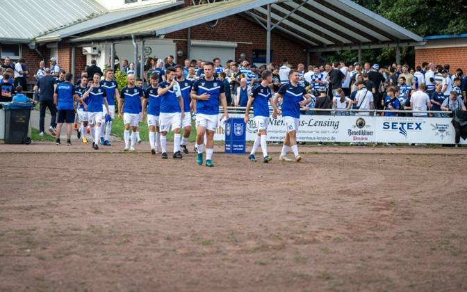 Fussball, Saison 2024 2025, Niederrheinpokal 20.08.2023, 01. Runde, Herren, BW Dingden (weiss) vs. MSV Duisburg (schwarz) BW Dingden zum Warm Up Hamminkeln Sportanlage BW Dingden Nordrhein-Westfalen Deutschland