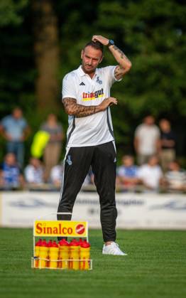 Fussball, Saison 2024 2025, Niederrheinpokal 20.08.2023, 01. Runde, Herren, BW Dingden (weiss) vs. MSV Duisburg (schwarz) Dietmar Hirsch (Trainer MSV Duisburg), Hamminkeln Sportanlage BW Dingden Nordrhein-Westfalen Deutschland