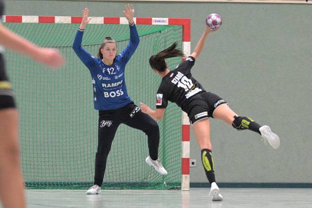 Marie Kristin Weiss (TusSies Metzingen, 12) im Tor gegen Kitti Szabo (Alba Fehervar KC, 18) TusSies Metzingen vs. Alba Fehervar, Handball,DHB, HBF, Testspiel, Saison 2024 2025 , 23.08.2024 TusSies Metzingen vs. Alba Fehervar Handball, DHB, HBF, Testspiel, 23.08.2024 Metzingen Copyright: xEibner-Pressefotox EP_TBR