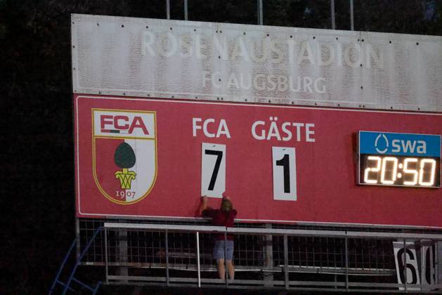 Endstand 7:1 auf der Anzeigetafel FC Augsburg II vs. SpVgg. Ansbach, 6. Spieltag;