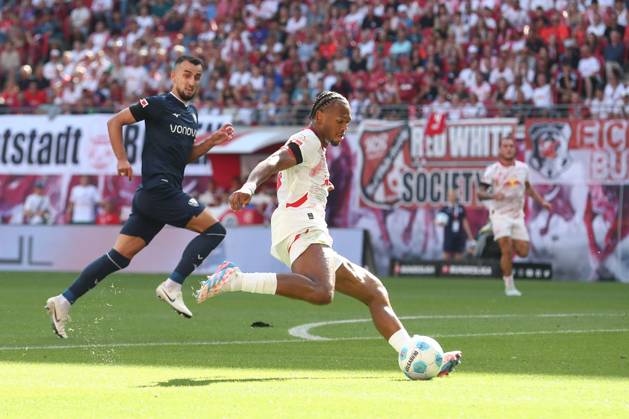 24.08.2024, xtgx, Fussball 1. Bundesliga, RB Leipzig - VfL Bochum emspor, v.l. Lois Openda (Leipzig, 11) schiesst den Ball aufs Tor, Torschuss, Schuss (DFL DFB REGULATIONS PROHIBIT ANY USE OF PHOTOGRAPHS as IMAGE SEQUENCES and or QUASI-VIDEO) Leipzig