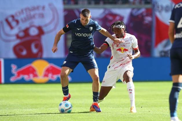 24.08.2024, xtgx, Fussball 1. Bundesliga, RB Leipzig - VfL Bochum emspor, v.l. Matus Bero (Bochum, 19), Mohamed Simakan (Leipzig, 2) Zweikampf, Duell, Kampf, tackle (DFL DFB REGULATIONS PROHIBIT ANY USE OF PHOTOGRAPHS as IMAGE SEQUENCES and or QUASI-VIDEO) Leipzig