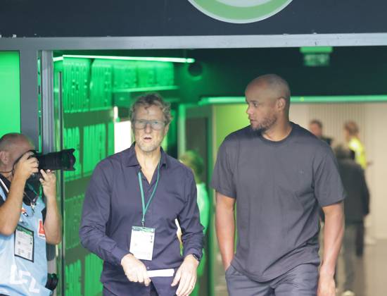 Cheftrainer Vincent Kompany (FC Bayern Muenchen) auf dem Weg zu seinem 1. Bundesligaspiel als Trainer Fussball, Herren, Saison 2024 2025, 1.Liga, Bundesliga, Volkswagenarena, VfL Wolfsburg gegen FC Bayern Muenchen DFL REGULATIONS PROHIBIT ANY USE OF PHOTOGRAPHS AS IMAGE SEQUENCES AND OR QUASI-VIDEO.