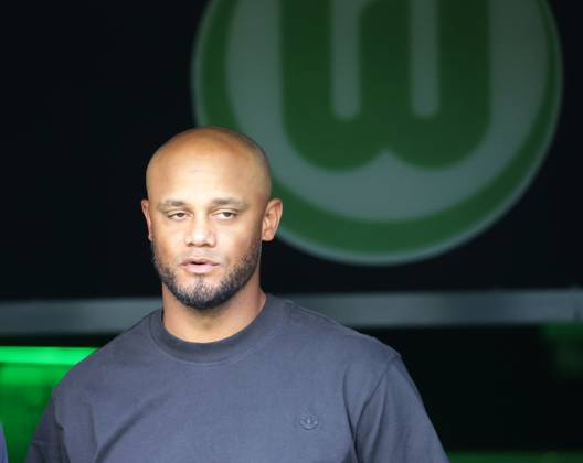Cheftrainer Vincent Kompany (FC Bayern Muenchen) Fussball, Herren, Saison 2024 2025, 1.Liga, Bundesliga, Volkswagenarena, VfL Wolfsburg gegen FC Bayern Muenchen DFL REGULATIONS PROHIBIT ANY USE OF PHOTOGRAPHS AS IMAGE SEQUENCES AND OR QUASI-VIDEO.