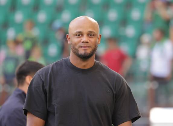 Cheftrainer Vincent Kompany (FC Bayern Muenchen) Fussball, Herren, Saison 2024 2025, 1.Liga, Bundesliga, Volkswagenarena, VfL Wolfsburg gegen FC Bayern Muenchen DFL REGULATIONS PROHIBIT ANY USE OF PHOTOGRAPHS AS IMAGE SEQUENCES AND OR QUASI-VIDEO.