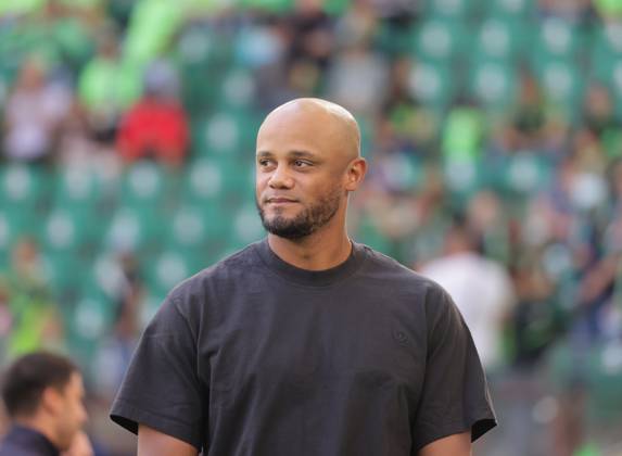 Cheftrainer Vincent Kompany (FC Bayern Muenchen) Fussball, Herren, Saison 2024 2025, 1.Liga, Bundesliga, Volkswagenarena, VfL Wolfsburg gegen FC Bayern Muenchen DFL REGULATIONS PROHIBIT ANY USE OF PHOTOGRAPHS AS IMAGE SEQUENCES AND OR QUASI-VIDEO.