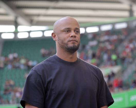 Cheftrainer Vincent Kompany (FC Bayern Muenchen) Fussball, Herren, Saison 2024 2025, 1.Liga, Bundesliga, Volkswagenarena, VfL Wolfsburg gegen FC Bayern Muenchen DFL REGULATIONS PROHIBIT ANY USE OF PHOTOGRAPHS AS IMAGE SEQUENCES AND OR QUASI-VIDEO.
