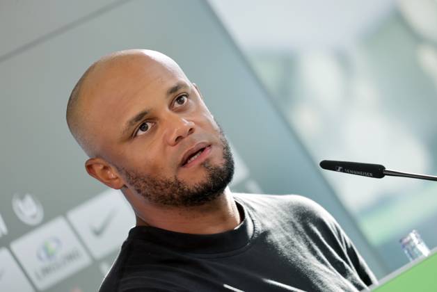 Cheftrainer Vincent Kompany (FC Bayern Muenchen) Fussball, Herren, Saison 2024 2025, 1.Liga, Bundesliga, Volkswagenarena, VfL Wolfsburg gegen FC Bayern Muenchen, 2-3 DFL REGULATIONS PROHIBIT ANY USE OF PHOTOGRAPHS AS IMAGE SEQUENCES AND OR QUASI-VIDEO.