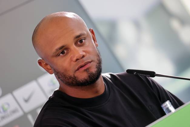 Cheftrainer Vincent Kompany (FC Bayern Muenchen) Fussball, Herren, Saison 2024 2025, 1.Liga, Bundesliga, Volkswagenarena, VfL Wolfsburg gegen FC Bayern Muenchen, 2-3 DFL REGULATIONS PROHIBIT ANY USE OF PHOTOGRAPHS AS IMAGE SEQUENCES AND OR QUASI-VIDEO.