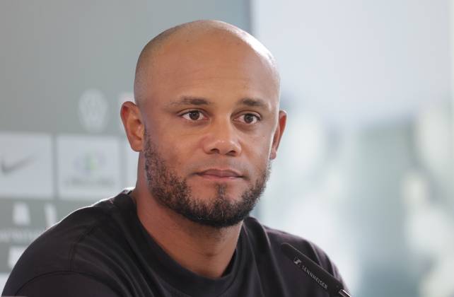 Cheftrainer Vincent Kompany (FC Bayern Muenchen) Fussball, Herren, Saison 2024 2025, 1.Liga, Bundesliga, Volkswagenarena, VfL Wolfsburg gegen FC Bayern Muenchen, 2-3 DFL REGULATIONS PROHIBIT ANY USE OF PHOTOGRAPHS AS IMAGE SEQUENCES AND OR QUASI-VIDEO.