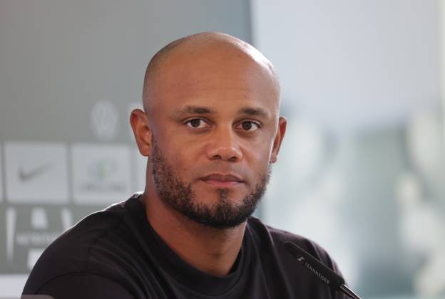 Cheftrainer Vincent Kompany (FC Bayern Muenchen) Fussball, Herren, Saison 2024 2025, 1.Liga, Bundesliga, Volkswagenarena, VfL Wolfsburg gegen FC Bayern Muenchen, 2-3 DFL REGULATIONS PROHIBIT ANY USE OF PHOTOGRAPHS AS IMAGE SEQUENCES AND OR QUASI-VIDEO.