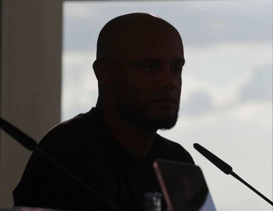 Cheftrainer Vincent Kompany (FC Bayern Muenchen) Fussball, Herren, Saison 2024 2025, 1.Liga, Bundesliga, Volkswagenarena, VfL Wolfsburg gegen FC Bayern Muenchen, 2-3 DFL REGULATIONS PROHIBIT ANY USE OF PHOTOGRAPHS AS IMAGE SEQUENCES AND OR QUASI-VIDEO.