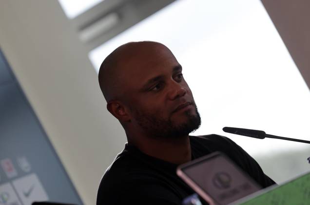 Cheftrainer Vincent Kompany (FC Bayern Muenchen) Fussball, Herren, Saison 2024 2025, 1.Liga, Bundesliga, Volkswagenarena, VfL Wolfsburg gegen FC Bayern Muenchen, 2-3 DFL REGULATIONS PROHIBIT ANY USE OF PHOTOGRAPHS AS IMAGE SEQUENCES AND OR QUASI-VIDEO.