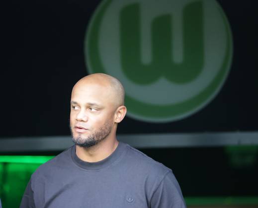 Cheftrainer Vincent Kompany (FC Bayern Muenchen) Fussball, Herren, Saison 2024 2025, 1.Liga, Bundesliga, Volkswagenarena, VfL Wolfsburg gegen FC Bayern Muenchen, 2-3 DFL REGULATIONS PROHIBIT ANY USE OF PHOTOGRAPHS AS IMAGE SEQUENCES AND OR QUASI-VIDEO.