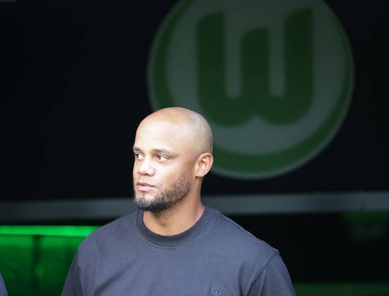 Cheftrainer Vincent Kompany (FC Bayern Muenchen) Fussball, Herren, Saison 2024 2025, 1.Liga, Bundesliga, Volkswagenarena, VfL Wolfsburg gegen FC Bayern Muenchen, 2-3 DFL REGULATIONS PROHIBIT ANY USE OF PHOTOGRAPHS AS IMAGE SEQUENCES AND OR QUASI-VIDEO.