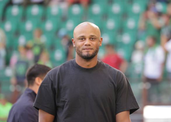 Cheftrainer Vincent Kompany (FC Bayern Muenchen) Fussball, Herren, Saison 2024 2025, 1.Liga, Bundesliga, Volkswagenarena, VfL Wolfsburg gegen FC Bayern Muenchen, 2-3 DFL REGULATIONS PROHIBIT ANY USE OF PHOTOGRAPHS AS IMAGE SEQUENCES AND OR QUASI-VIDEO.